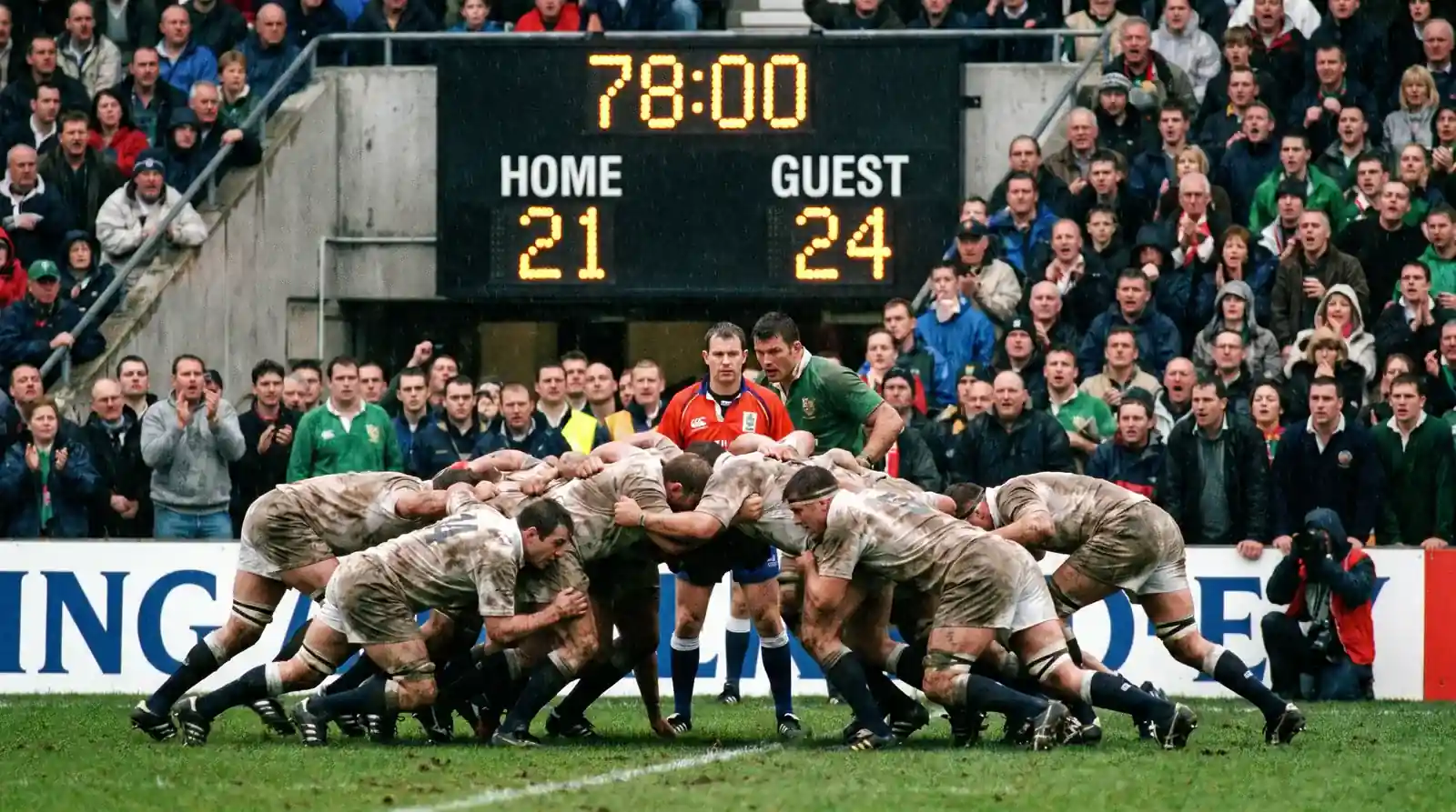 Close rugby match nearing full time with the cash-out decision becoming urgent for the bettor